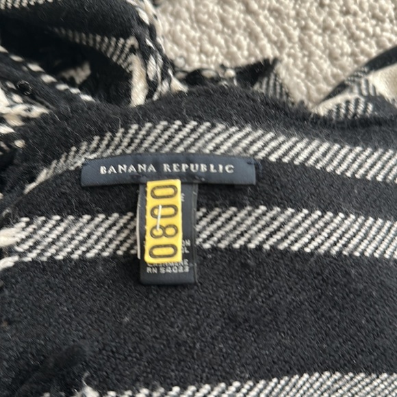 Classic Banana Republic Scarf (black & white) - Picture 2 of 2